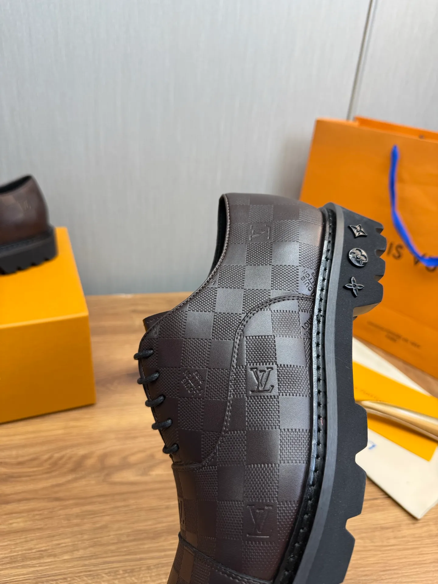 Men's shoes 💰900💰 LV. Men's casual lace-up leather shoes, the latest hot style 🔥 1:1 original purchase quality, top quality goods ⬆️The upper is imported open-edge beaded cowhide, cowhide, and cow suede. The hand-made three-dimensional stitching highlights the round toe design. The inner foot pads are all imported cowhide, with the original wear-resistant foam outsole, matching code 39-44, (38, 45 custom-made, non-refundable)